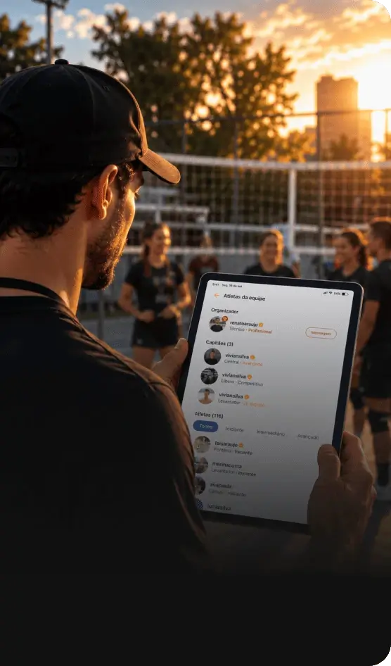 Organizador acompanha a escalação de uma equipe pelo tablet, à beira da quadra