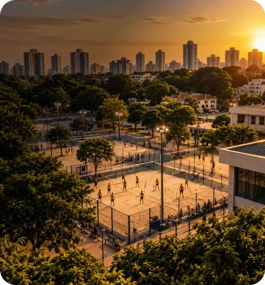 Quadra poliesportiva pública em uso ao entardecer