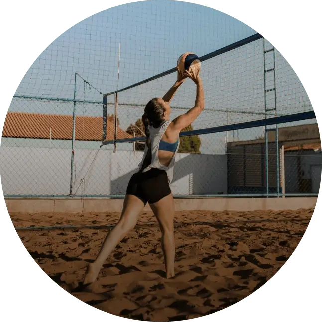 Depois: uma atleta em quadra, com o esporte da cidade reunido num só lugar